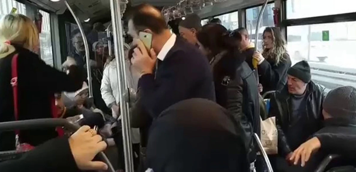 Metrobüste 'telefonumu çaldın' kavgası