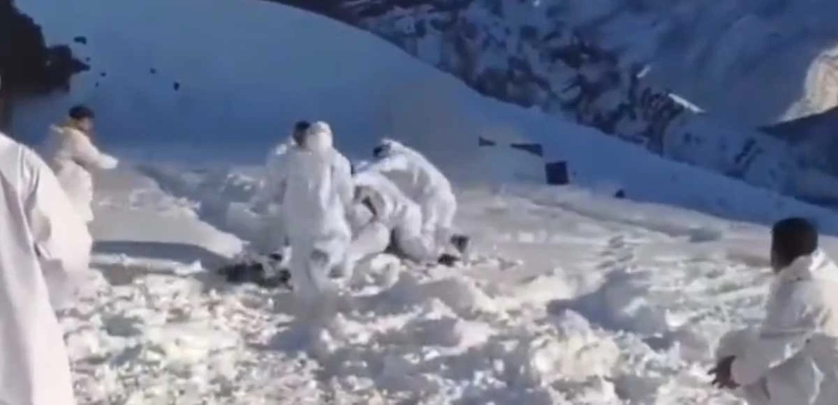 Eskiden teröristler geziyordu… Şimdi Mehmetçik kartopu oynuyor