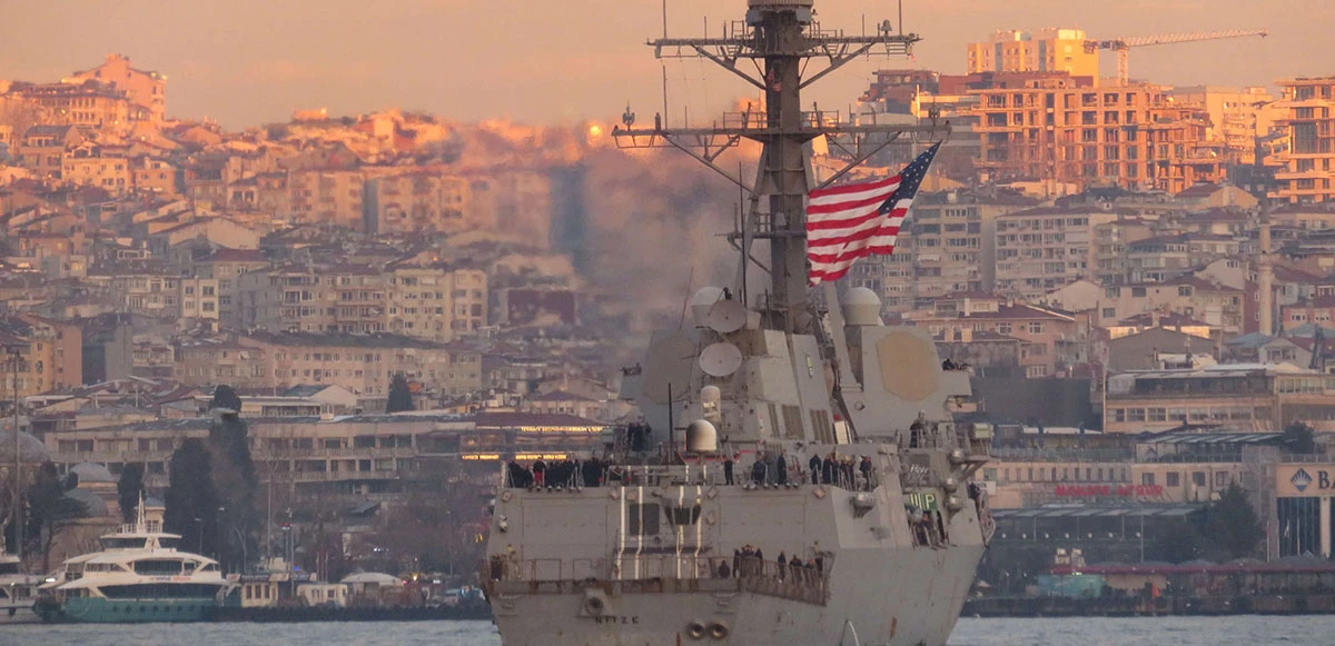 ABD savaş gemisi İstanbul Boğaz'ında demirledi