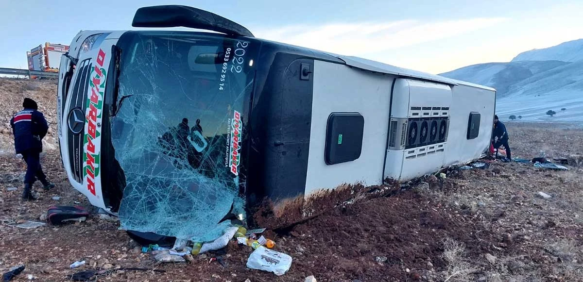 Afyonkarahisar'da yolcu otobüsü devrildi: Ölü ve yaralılar var