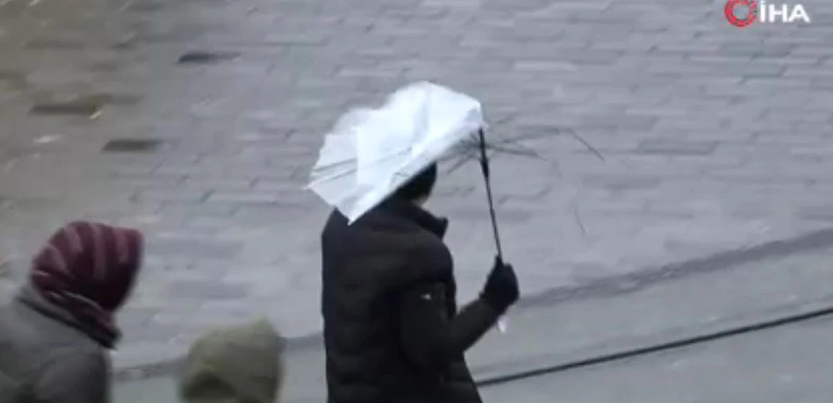 Meteoroloji günler öncesinden uyarmıştı: Fırtına Taksim'i uçurdu