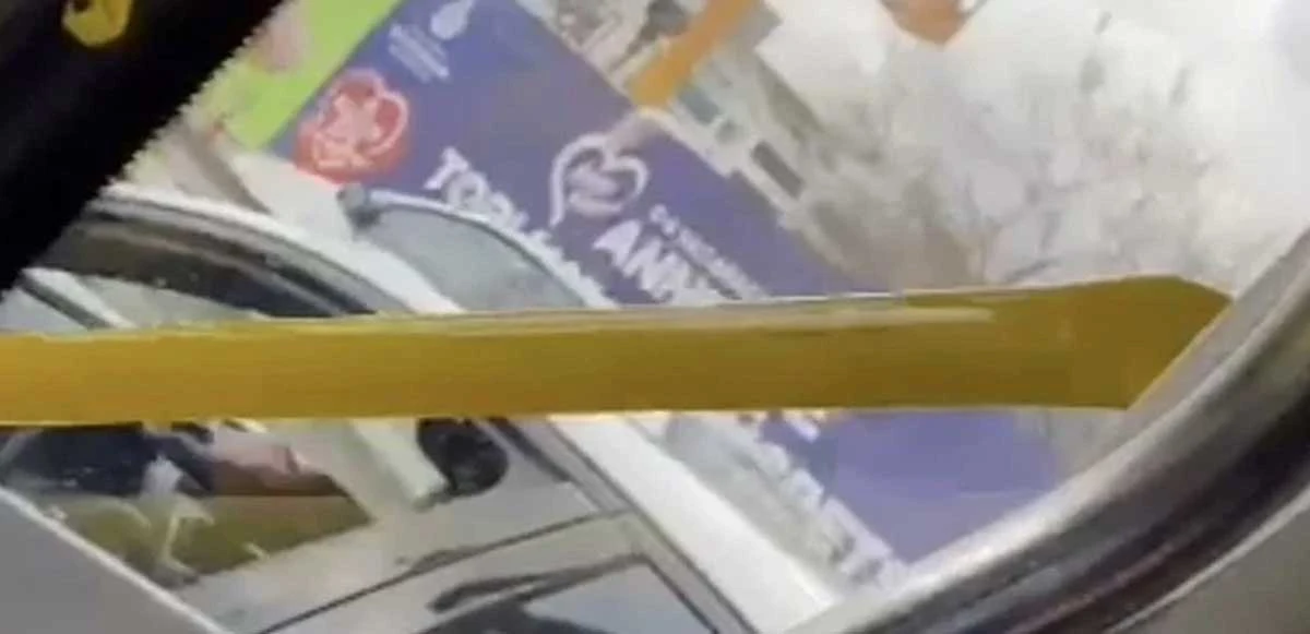 İETT otobüsünün önüne kırarak silah çekti: Maganda serbest kaldı