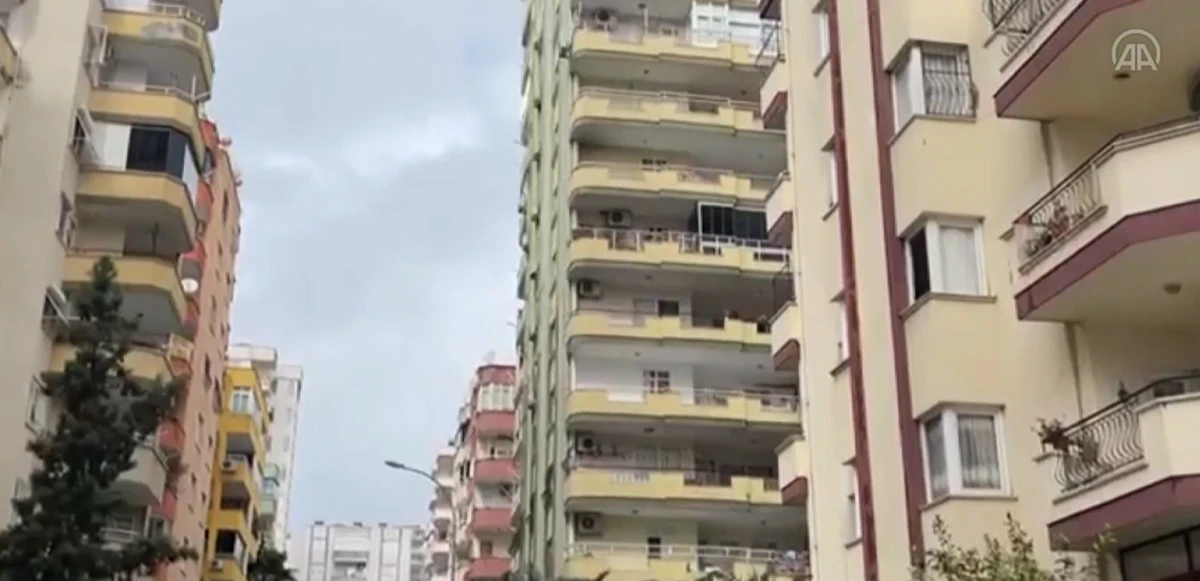 Adana'da deprem paniği: Binanın sallanma anları kamerada