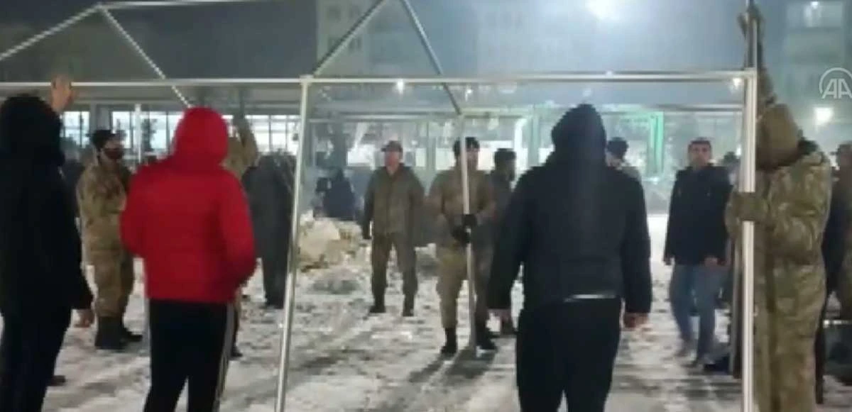 Mehmetçik deprem bölgesinde! Malatya’da çadır kuruluyor