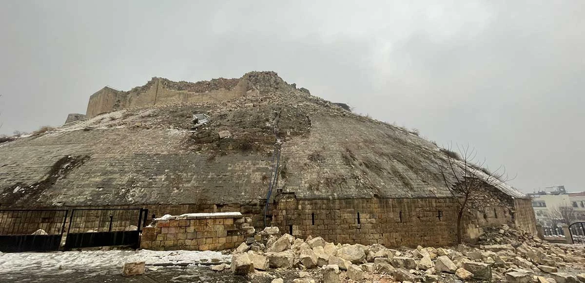 Tarihi Gaziantep Kalesi deprem sonrası yıkıldı: Enkazlar yola saçıldı