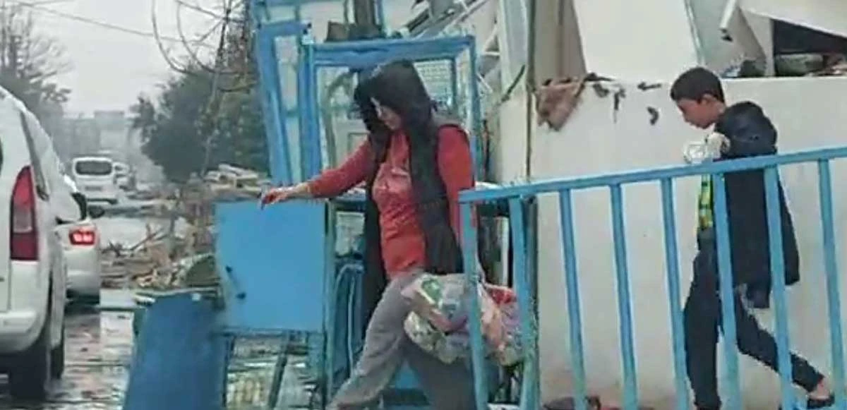 Akıllara durgunluk veren olay: Çöken marketin içine girip yiyecek aldılar