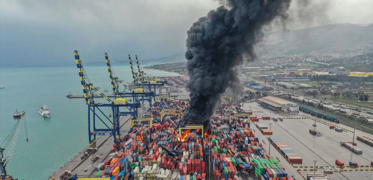 İskenderun Limanı'nda deprem sonrası konteynerlerin bulunduğu bölgede yangın