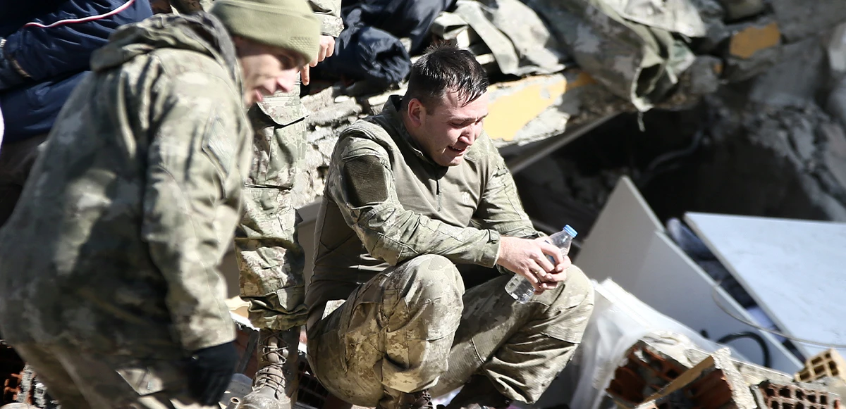 Enkaz altındaki iki kişiyi kurtaran komandonun mutluluk gözyaşları!