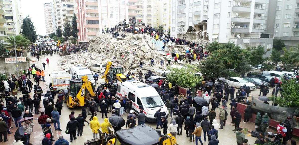 Adana'da enkazda umutlu bekleyiş! Yaşam sessizliği canlı yayına böyle yansıdı