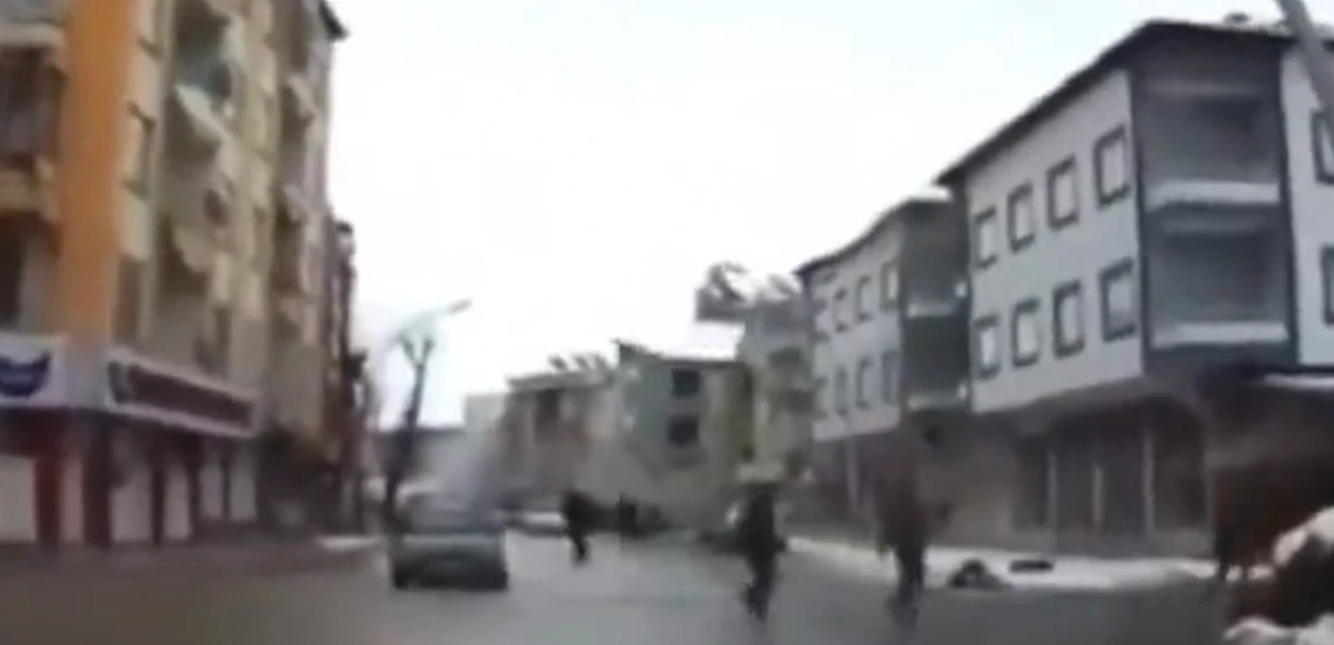 Elbistan'da ikinci depremde yıkılan binalar araç kamerasında