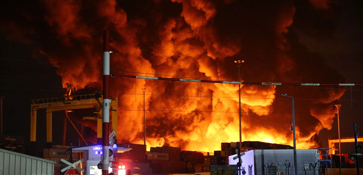 İskenderun limanı saatlerdir yanıyor