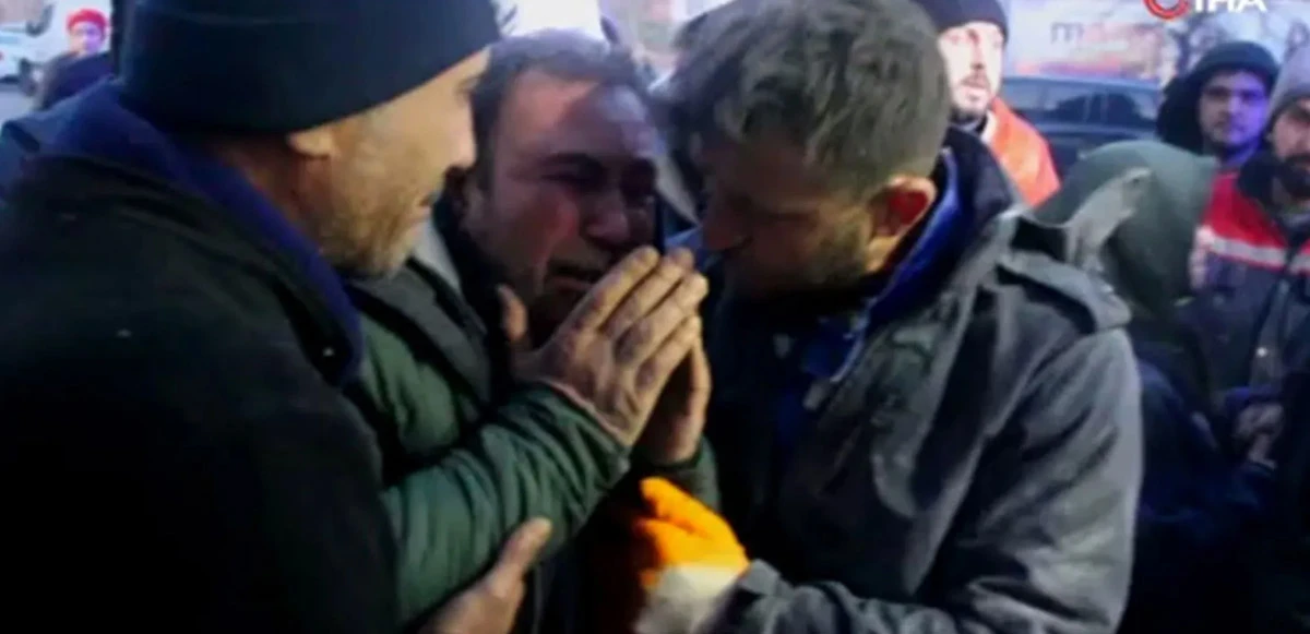 Enkazdan kızının çıkarıldığı gören baba gözyaşlarına boğuldu