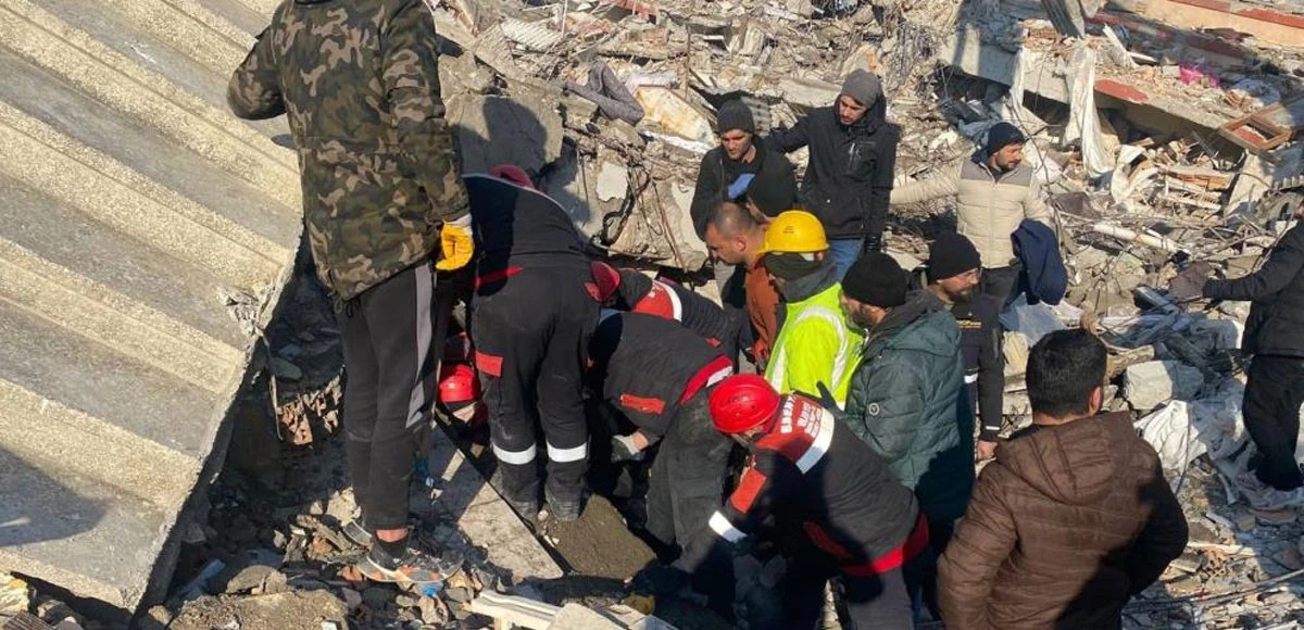 Enkaz altındaki genç kızdan ekiplere yürek burkan cevap: Gelmeyeceğim uyuyacağım