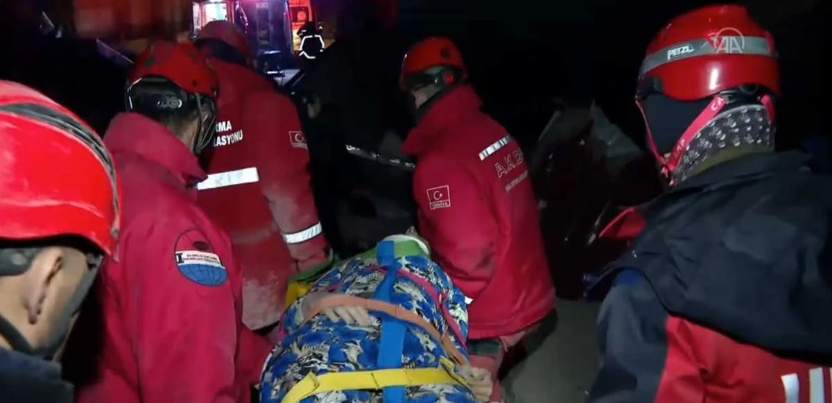 Hatay'da 48 saat sonra enkazdan 2 kadın sağ çıkartıldı