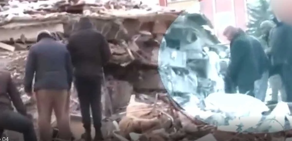 Enkaz başında hırsızlık! Pantolonun cebini canlı yayında boşalttı