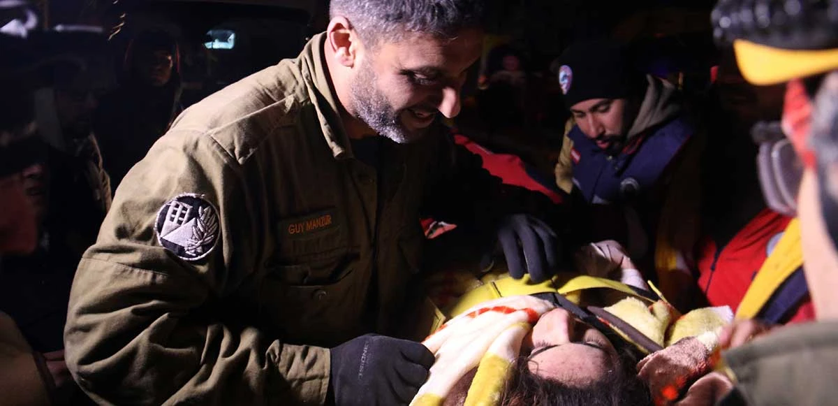Kahramanmaraş’ta enkazdan birisi daha çıkartıldı: İsrailli ekip çöken binadan genç kızı çıkardı