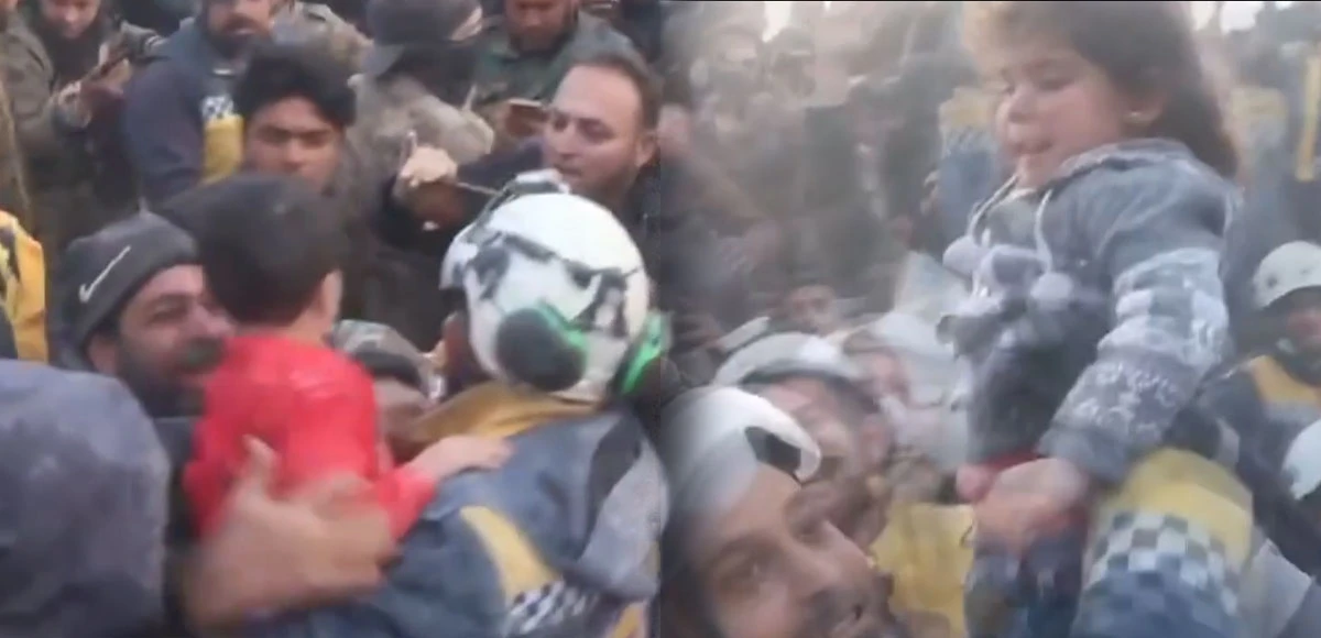 Suriye'de beyaz baretliler 2 çocuğu enkazdan böyle çıkardılar