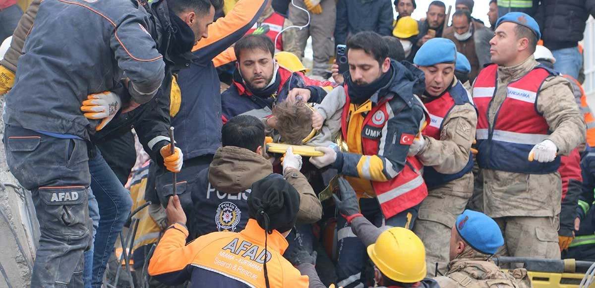 Diyarbakır’da 7 yaşındaki Beşir enkazdan 81 saat sonra çıkartıldı