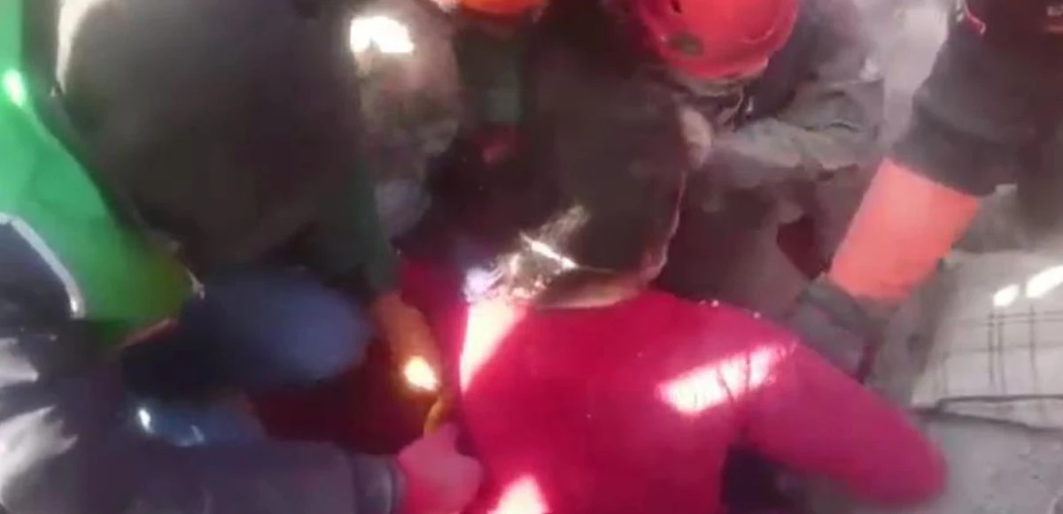 Enkazdan emekleyerek çıktı, alkış tufanı koptu