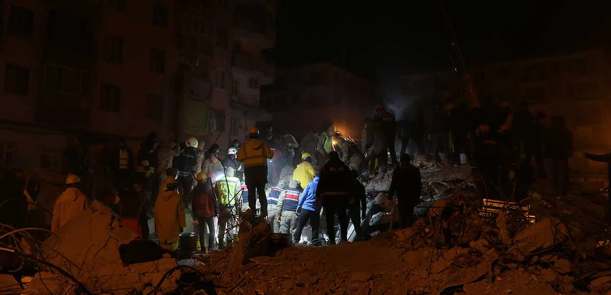 Diyarbakır’da Yoldaş Apartmanı enkazından bir kadın 72 saat sonra kurtarıldı