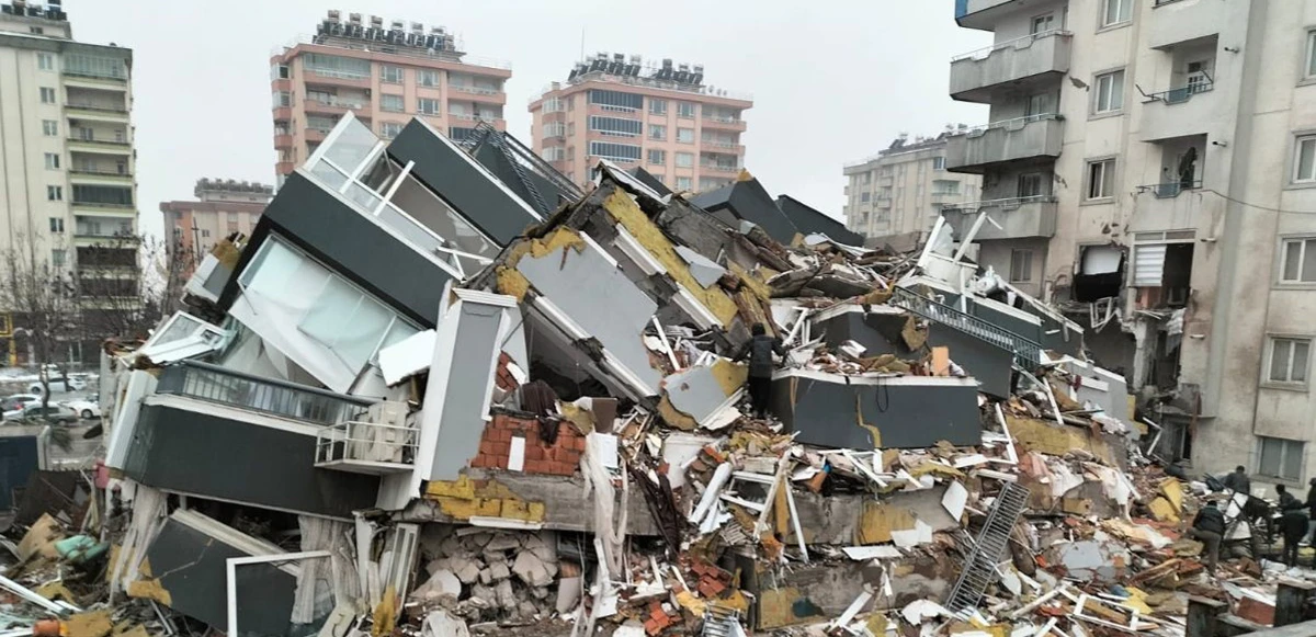 Depremde emsallerinde yıkılan yok, onlarca kişiye mezar olan apartmanda kahreden gerçek