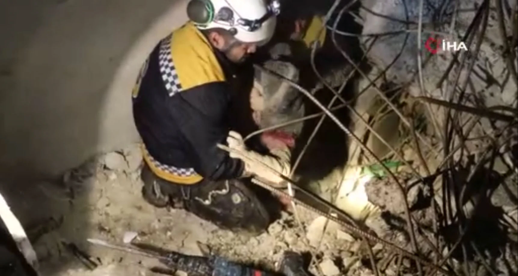 Suriye'de bir çocuk 4. günde sağ salim enkazdan çıkarıldı
