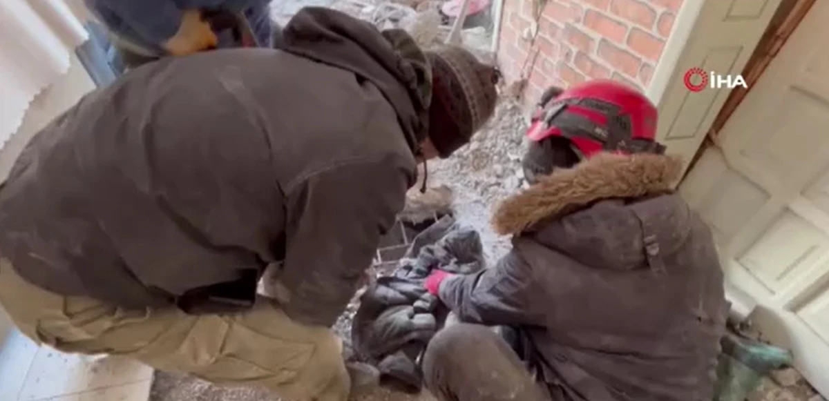 Enkazdan 60 saat sonra kurtarılan çocuğun ilk sözleri tebessüm ettirdi: Dışarısı daha soğuk