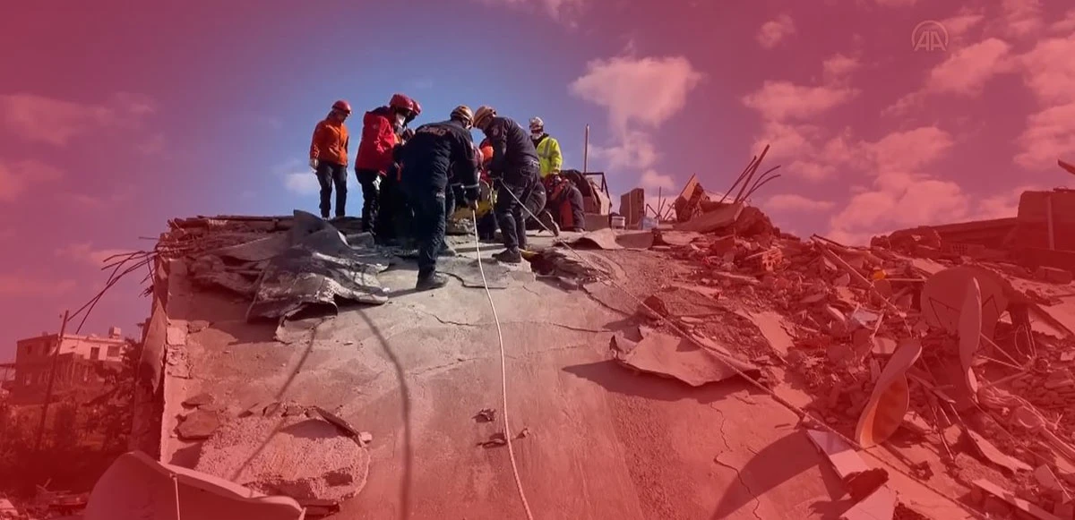 Depremden 103 saat sonra enkazdan sağ olarak kurtarıldı! Evlatlarının sevinç çığlığı...