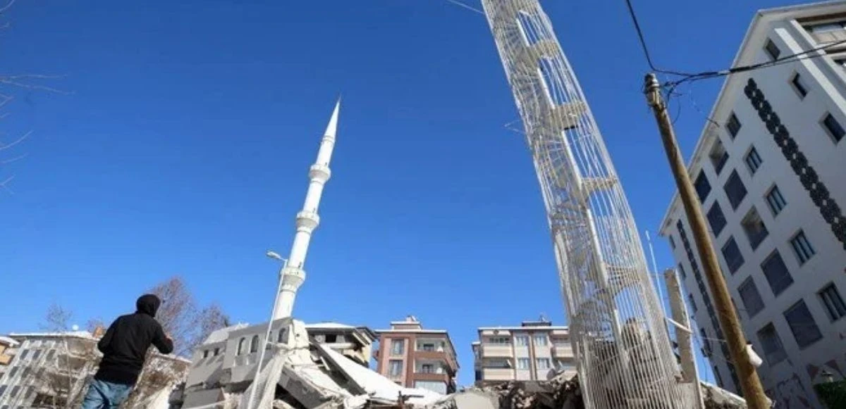 Malatya'da bina yıkıldı, sadece yangın merdiveni ayakta kaldı