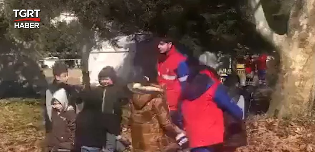 Deprem bölgesinde tebessüm ettiren anlar: Görevliler çocuklarla umut için oynadı!