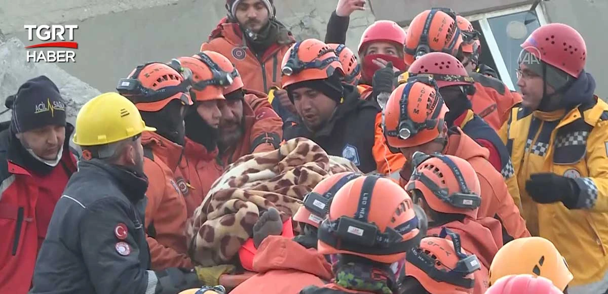 Kahramanmaraş'ta 99 saat sonra bir genç kadın sağ olarak çıkarıldı