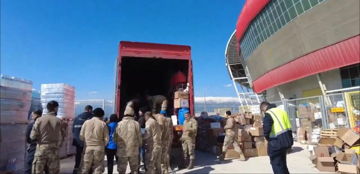 MSB toplanan yardımları ihtiyaç bölgelerine sevk ediyor