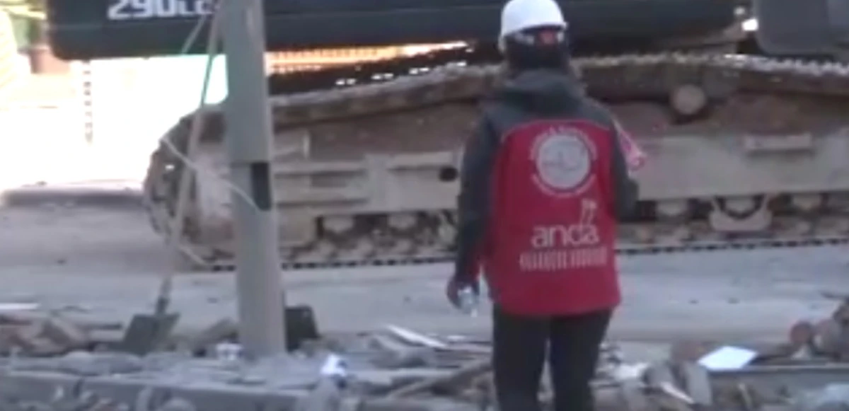 Enkazda ekiplerin Kur'an-ı Kerim ve bez bebek hassasiyeti