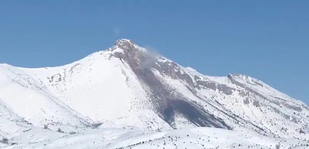 Deprem bölgesinde köylüleri korkutan olay! "Bu akan siyah şeyler ne?"