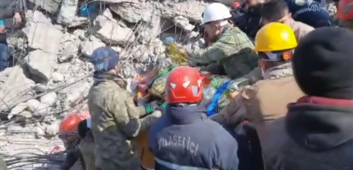 6 yaşındaki Ayşe depremden 129 saat sonra sağ olarak kurtarıldı