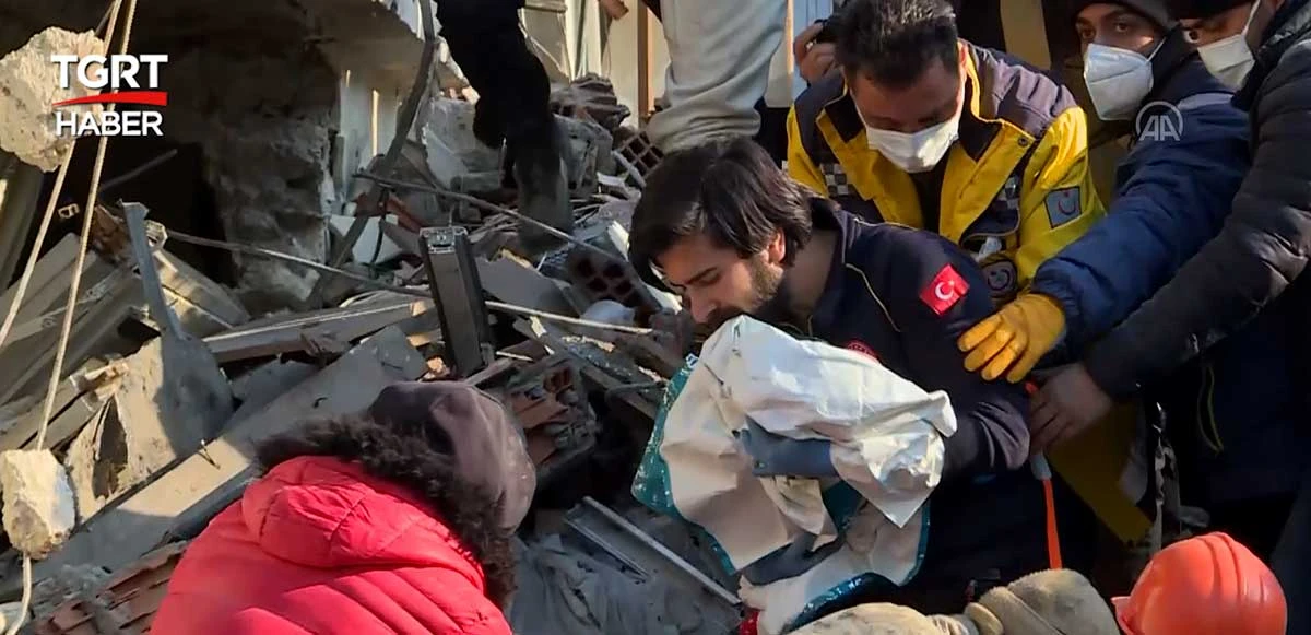 Hatay’da 2 yaşındaki Aliye bebek 132 saat sonra enkazdan kurtarıldı