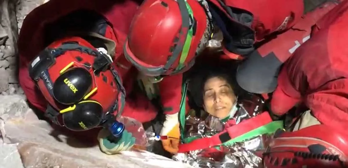 Hatay’da anne ve oğlu enkazdan 2 saat arayla kurtarıldı