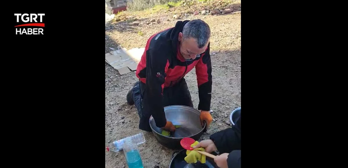 Deprem bölgesinde seferberlik: Belçikalı arama kurtarma görevlisi bulaşıkları yıktı