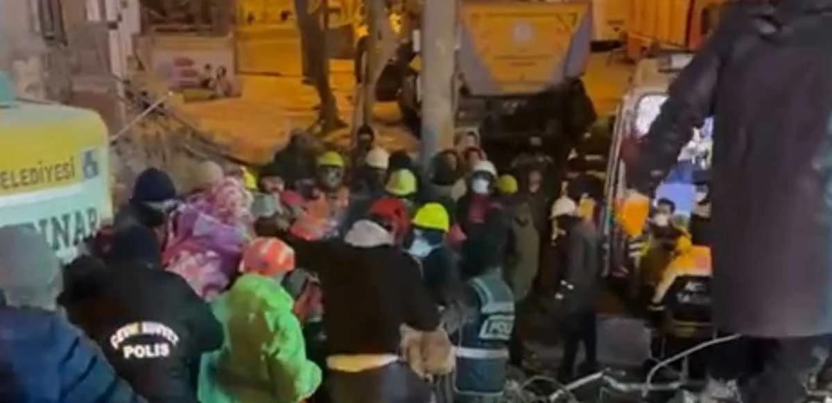 Diyarbakır’da  Maşallah teyze enkazdan 122 saat sonra çıkarıldı