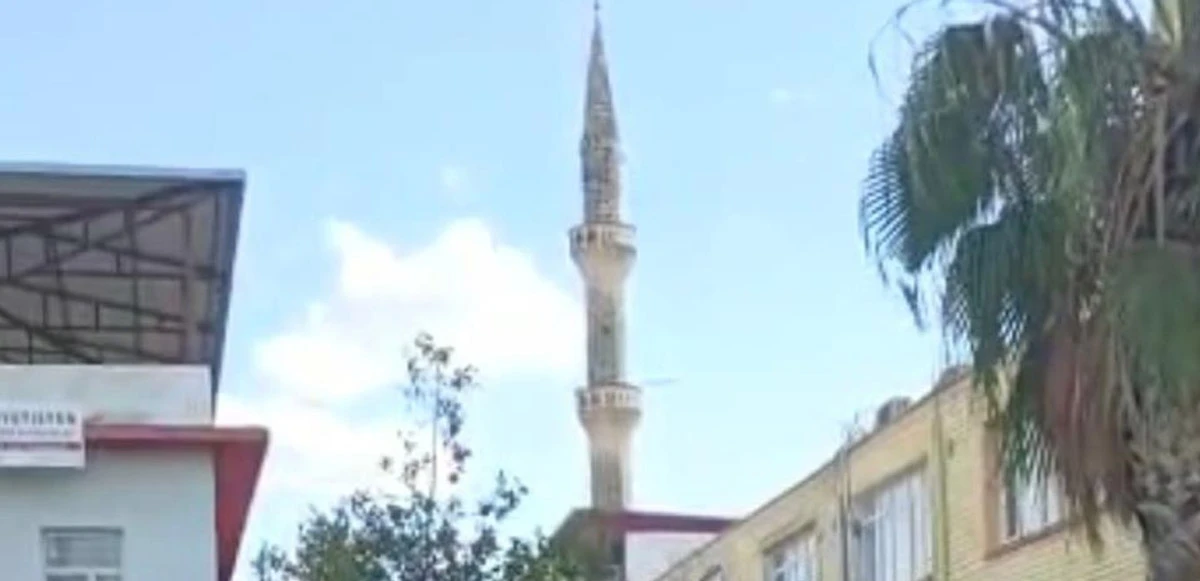 Depremde hasar gören minare kontrollü yıkıldı