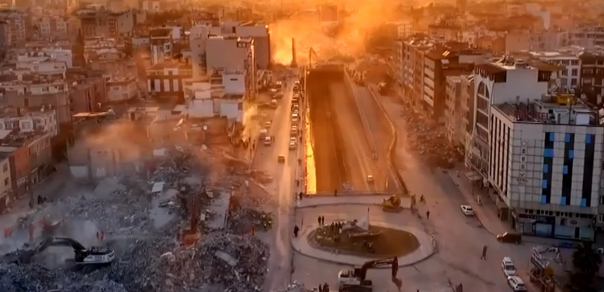 Hatay’da arama kurtarma çalışmaları havadan görüntülendi