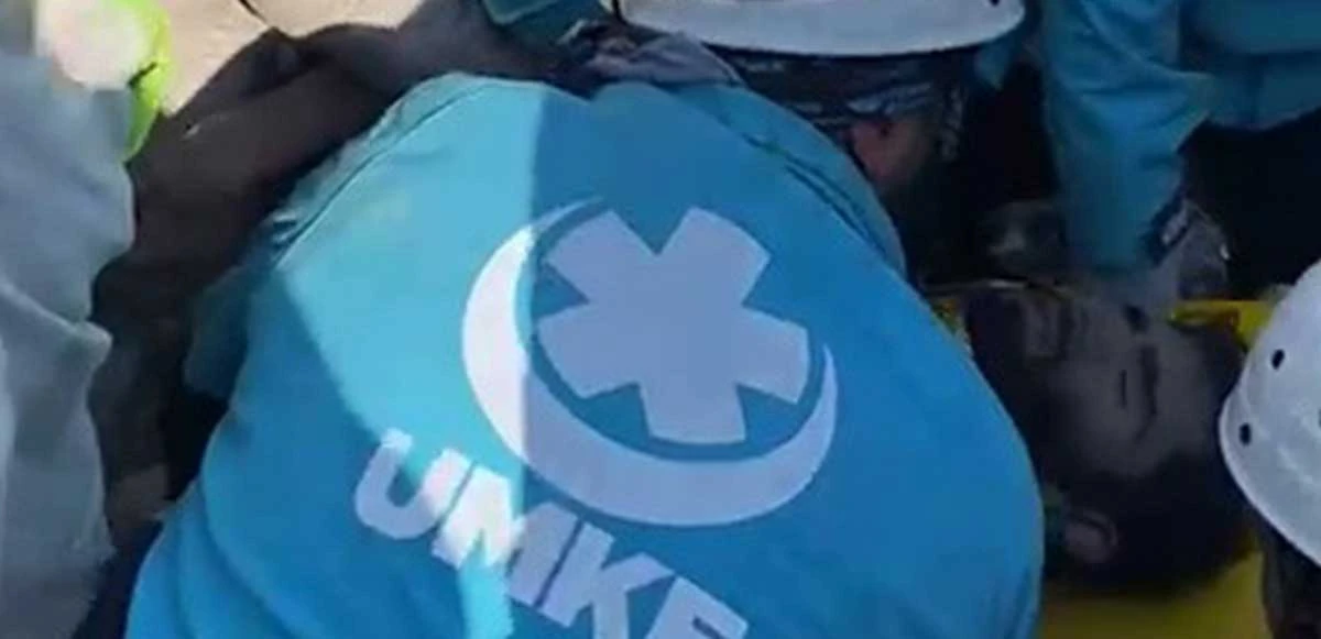 Hatay'da 152 saat sonra Abdullah enkazdan çıkarıldı