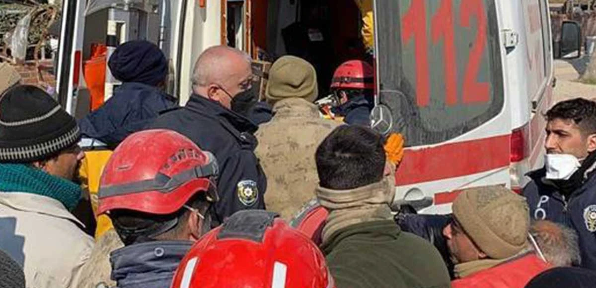 Antakya’da 29 yaşındaki Rabia enkazdan sağ olarak çıkarıldı