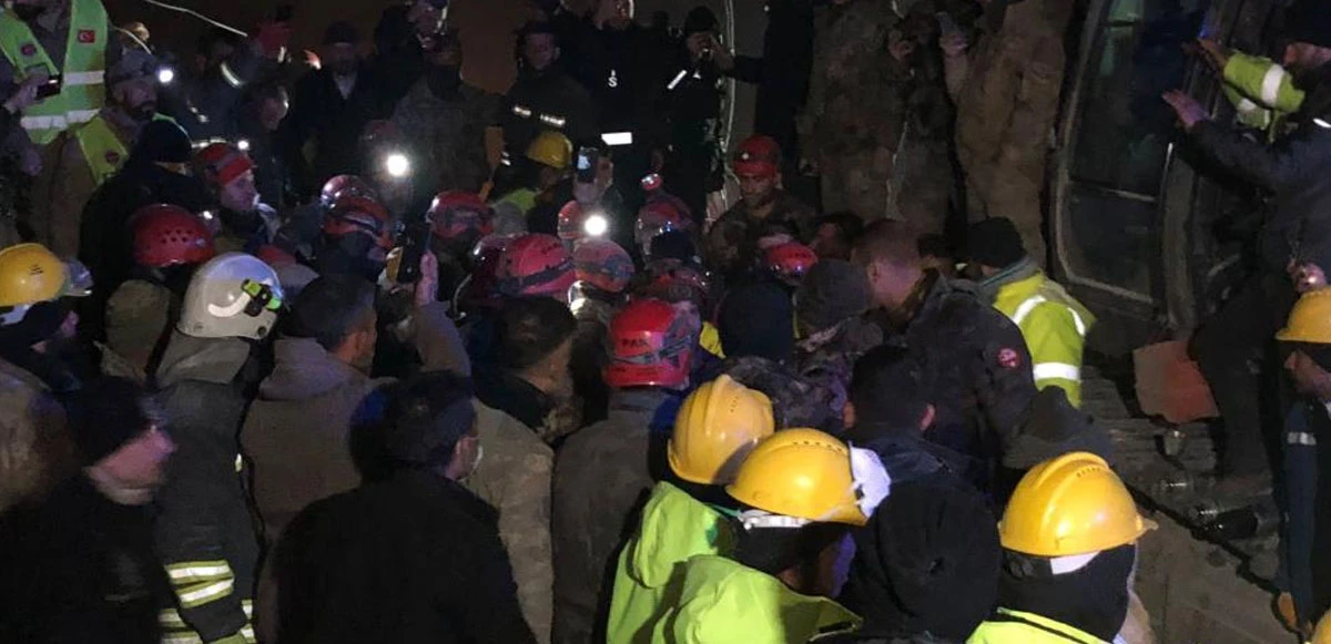 Umut dolu bir haber daha: 18 yaşındaki Saadet enkazdan sağ çıkarıldı