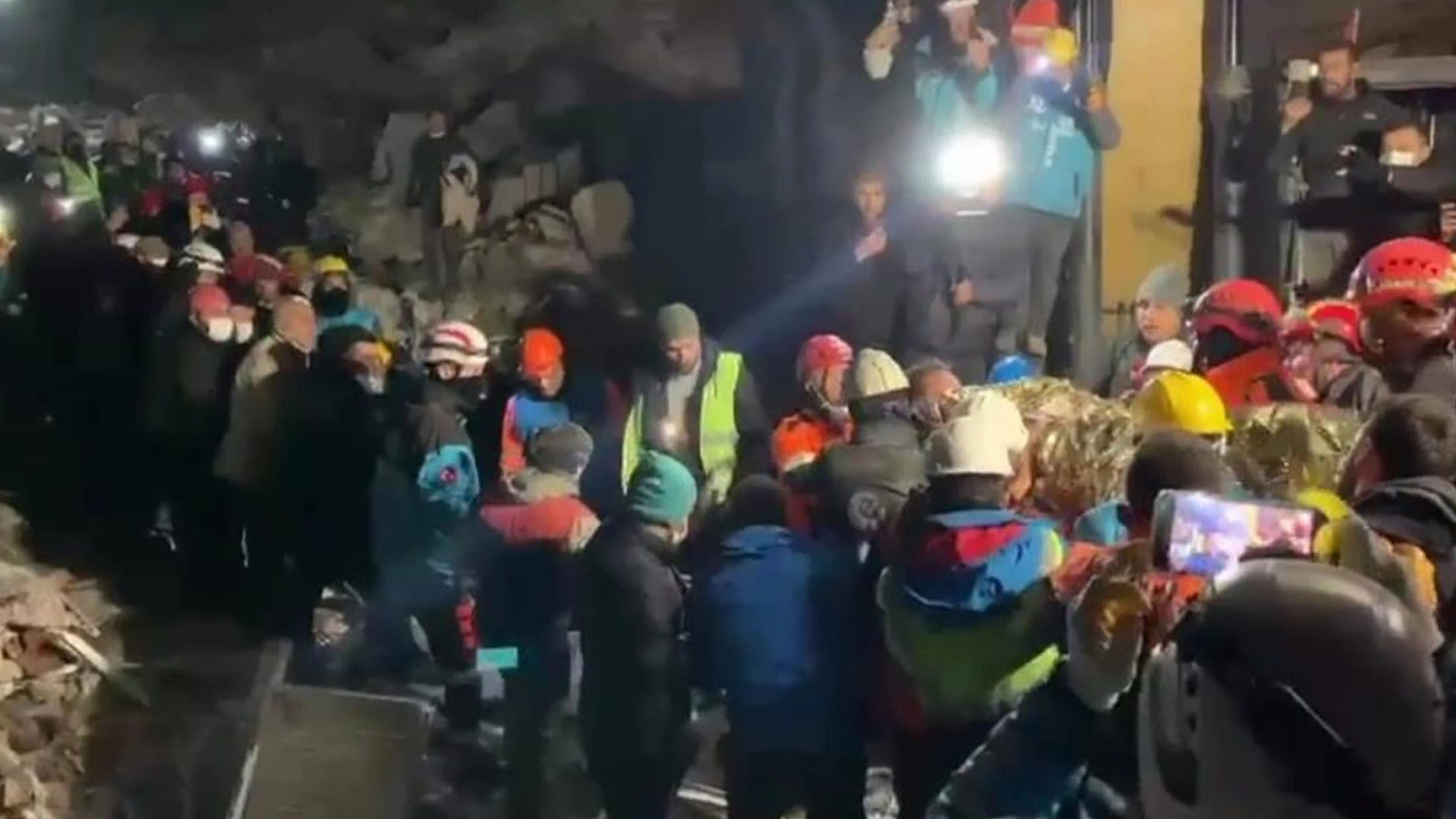 Mehmet amca, 160 saat sonra kurtarıldı