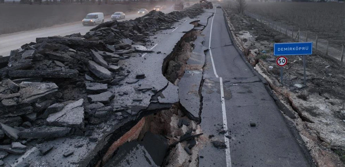 Antakya'da deprem sonrası yol yarıldı: Görüntüler şoke etti