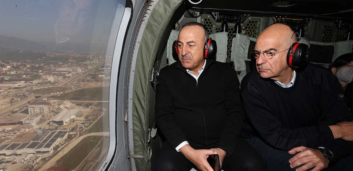 Yunan bakan deprem bölgesinde zeytin dalı uzattı: İlişkilerin düzelmesi için bir depremin daha yaşanmasını beklemeyelim