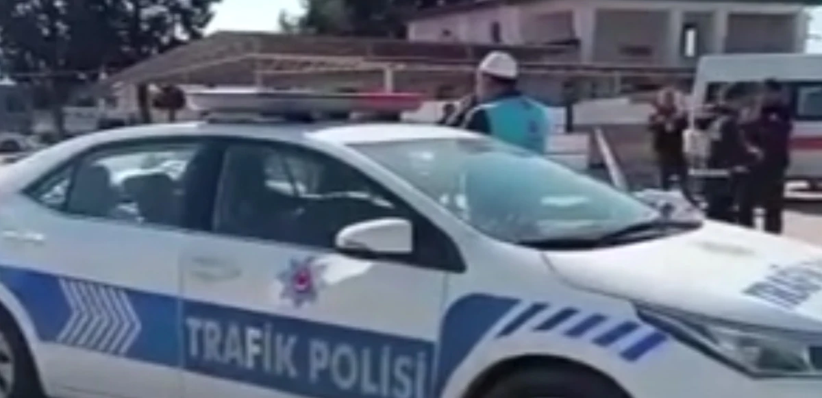 Depremde hasar alan caminin müezzini, ezanı polis aracından okudu
