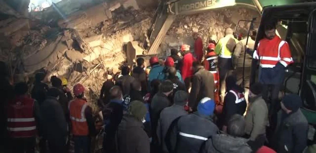 Enkazda arama kurtarma yapan ekiplerin deprem paniği