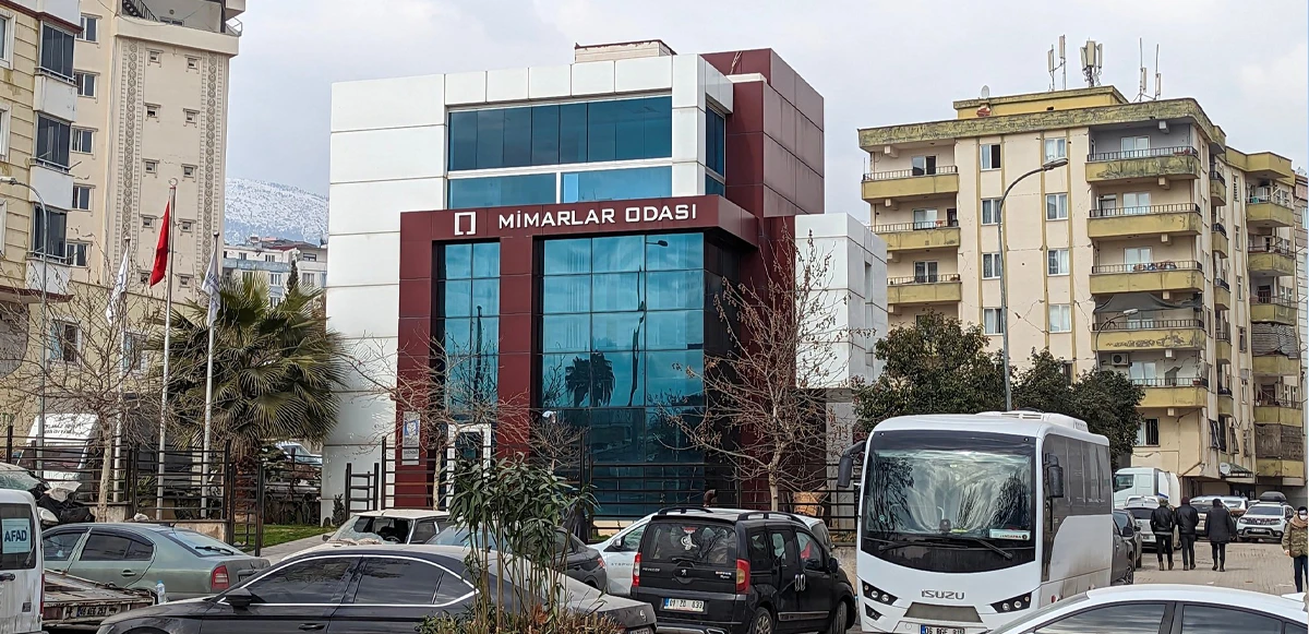 Depremde konuşulan bina neden yıkılmadı? Mimarlar Odası Başkanı sebebini açıkladı
